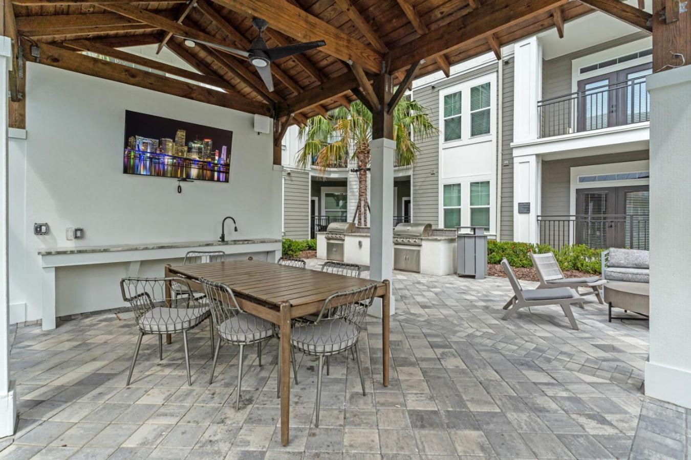 Sunny 2-Bed Oasis Pool And Gym In Apollo Beach Exterior photo